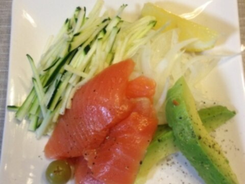 野菜とサーモンの彩りサラダ